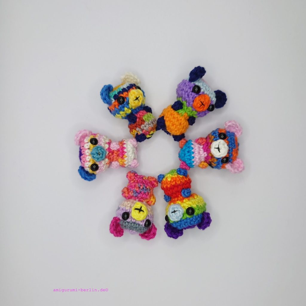 ein Haufen bunter gehäkelter Bärchen, die einen Kreis bilden - a bunch of colorful crocheted bears that form a circle