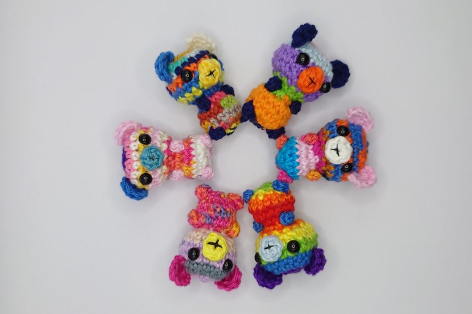 ein Haufen bunter gehäkelter Bärchen, die einen Kreis bilden - a bunch of colorful crocheted bears that form a circle