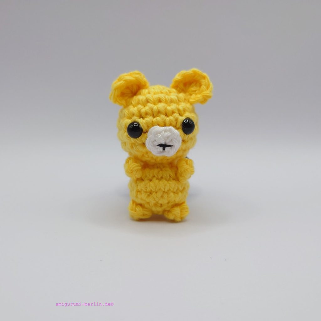 ein gelber gehäkelter Bär - a yellow crocheted bear