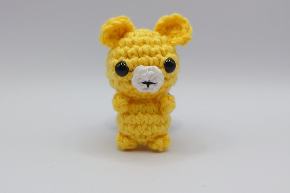 ein gelber gehäkelter Bär - a yellow crocheted bear